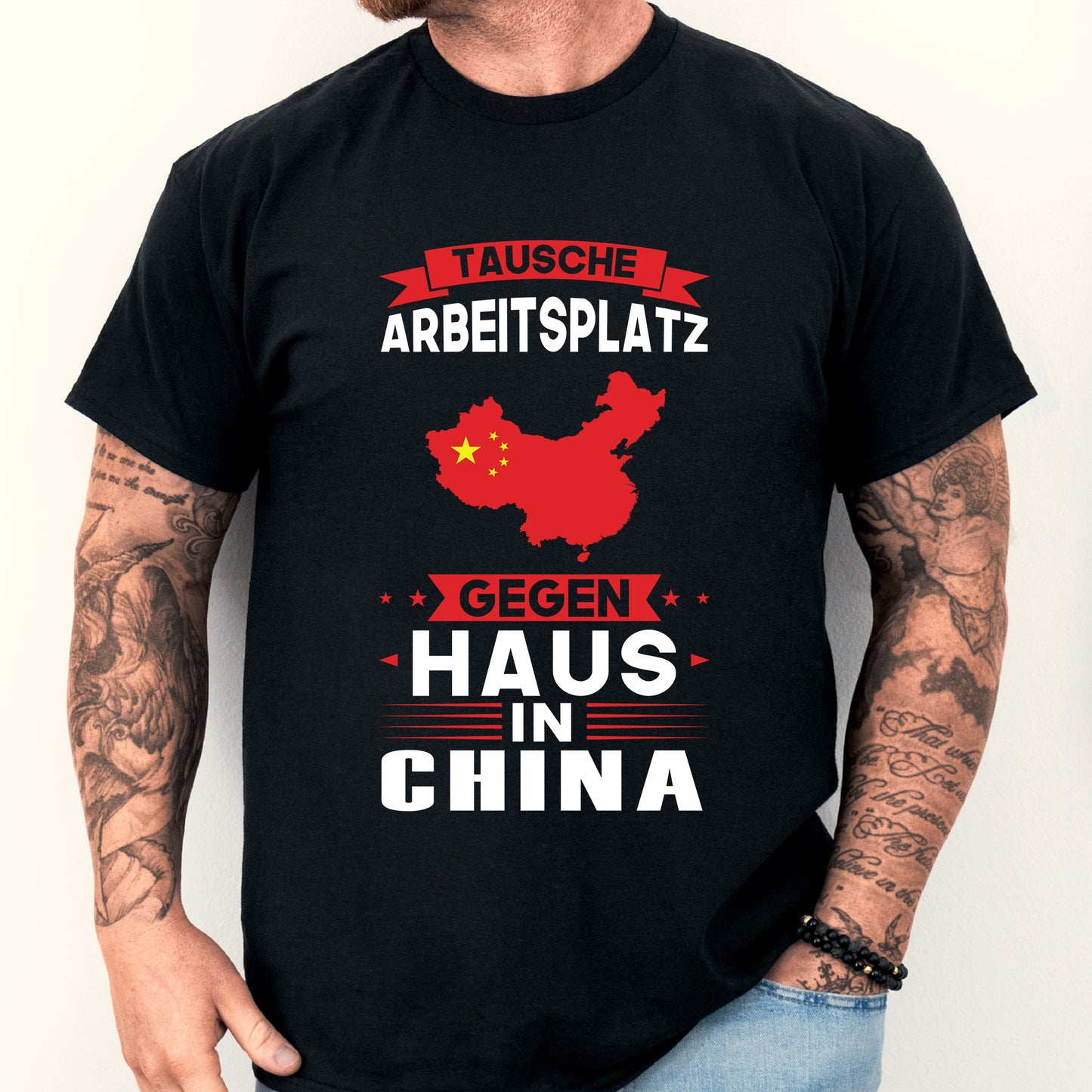 Mann trägt ein humorvolles T-Shirt mit der Aufschrift "tausche Arbeitsplatz Geschenk Cesisch".