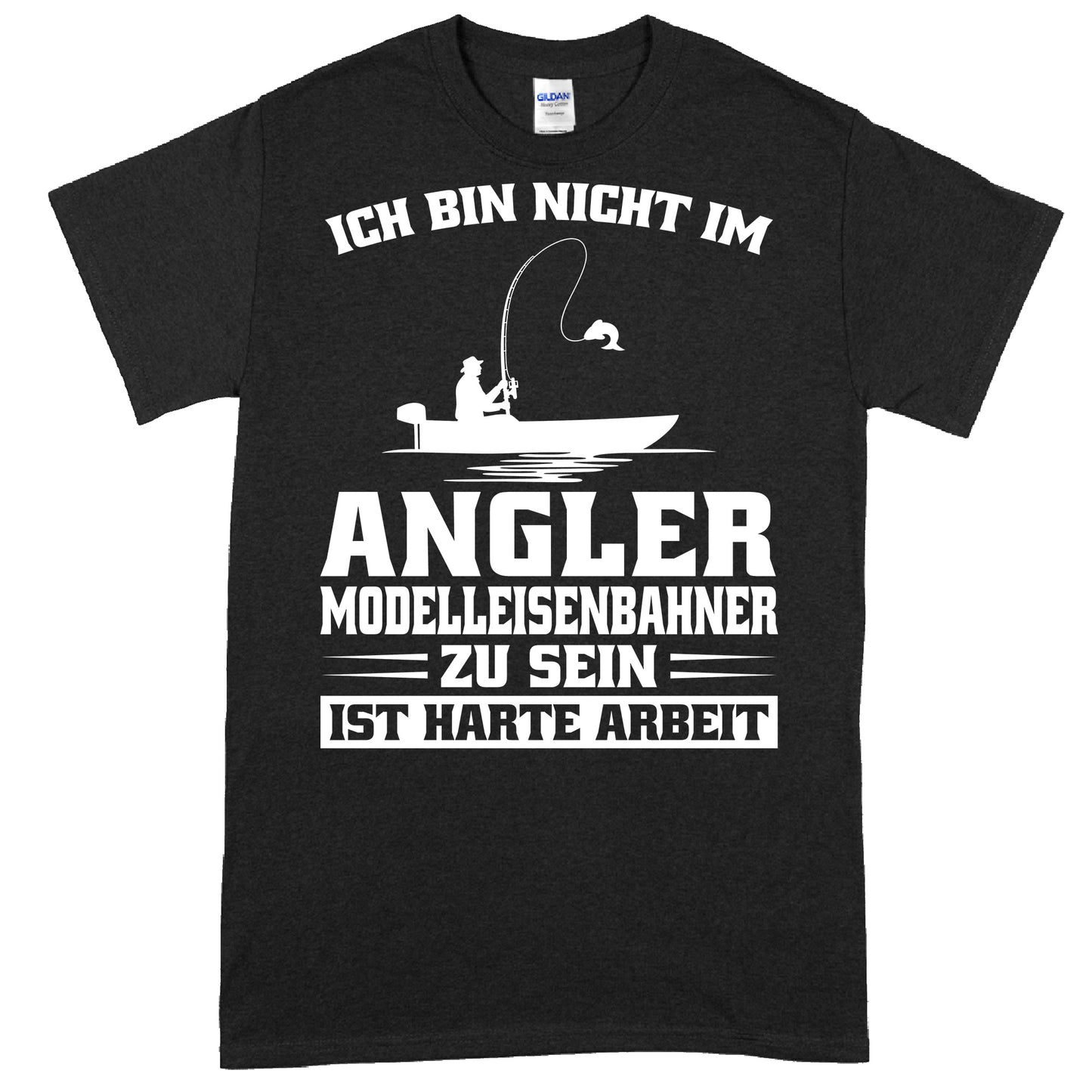 Design eines Angler-Shirts mit dem Text "Ich bin nicht im Modelleisenbahner zu sein, ist harte Arbeit" und einem Fischmotiv.