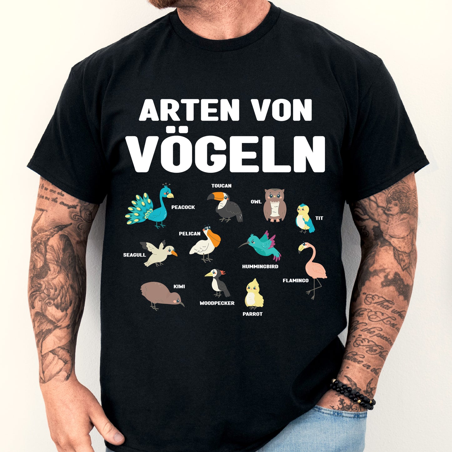 Design eines T-Shirts mit verschiedenen Vogelarten und einem Mann als Motiv, ideal als Geschenk für Vogelzüchter.