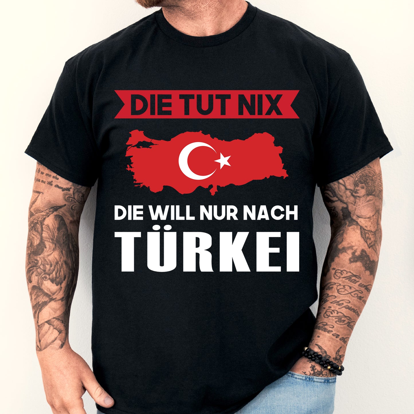 Mann trägt ein T-Shirt mit der Aufschrift "Türkei Shirt | Die tut nix Türkisch Geschenk".