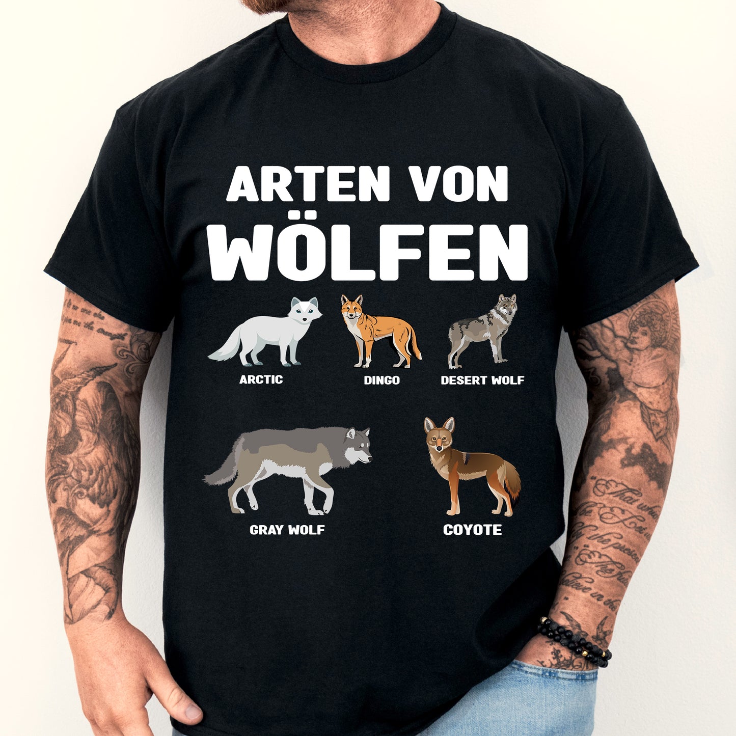 Mann trägt ein T-Shirt mit Wolfsmotiv im Wald.