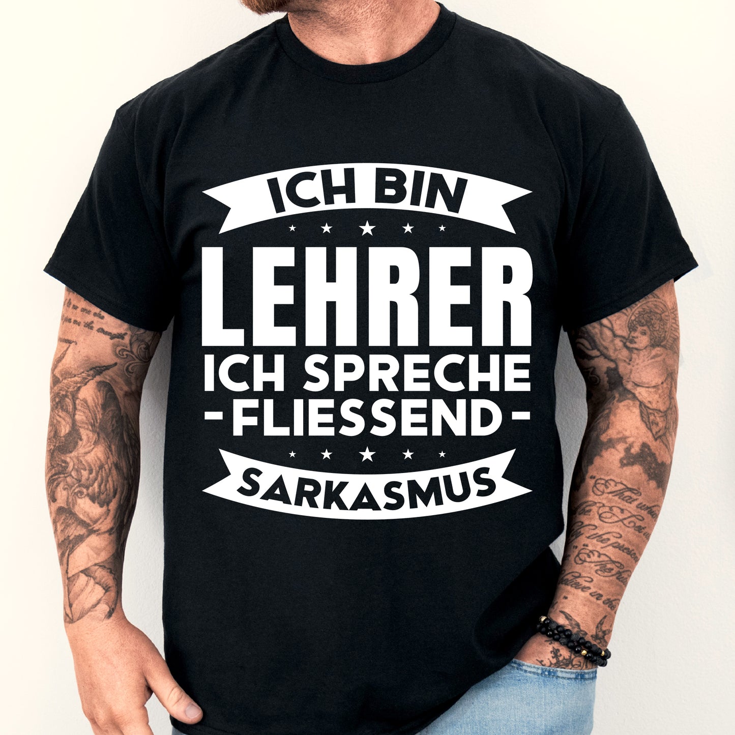 Mann trägt ein humorvolles Lehrer-Shirt mit der Aufschrift "Ich spreche fließend Sarkasmus", ideal als Geschenk für Lehrer und Lehrerinnen.
