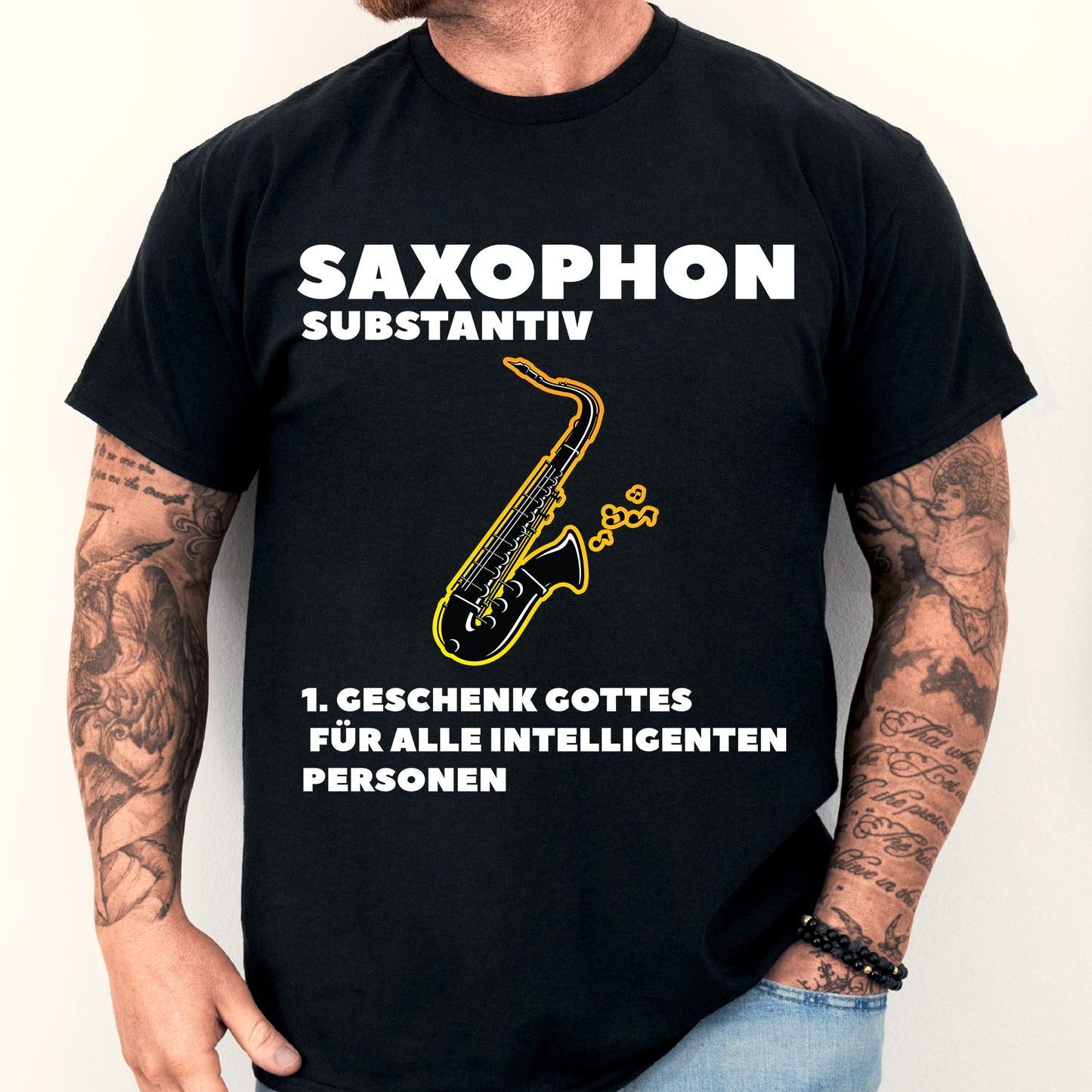 Mann trägt ein T-Shirt mit Saxophon-Design, ideal als Geschenk für Musikliebhaber und intelligente Personen.