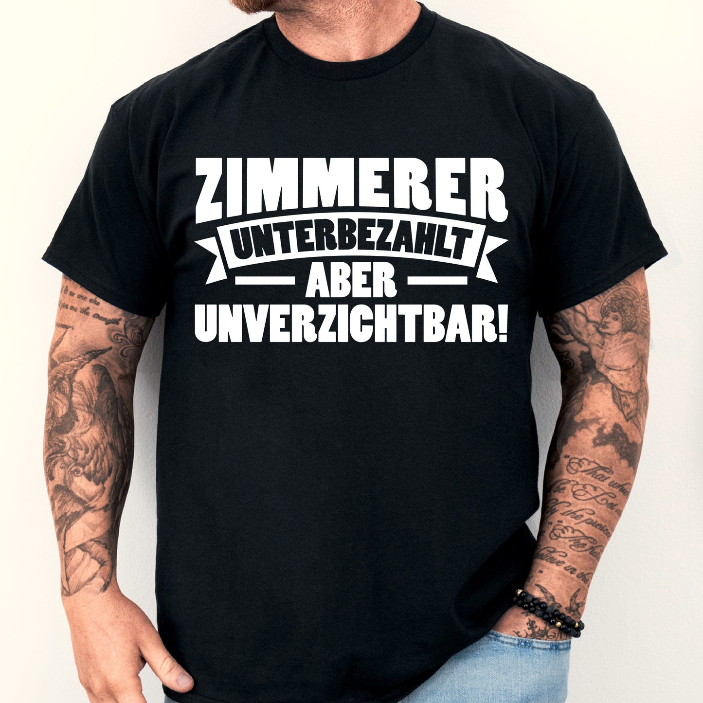Mann trägt ein Zimmerer-Shirt mit der Aufschrift "aber unverzichtbar Geschenk Schreiner".