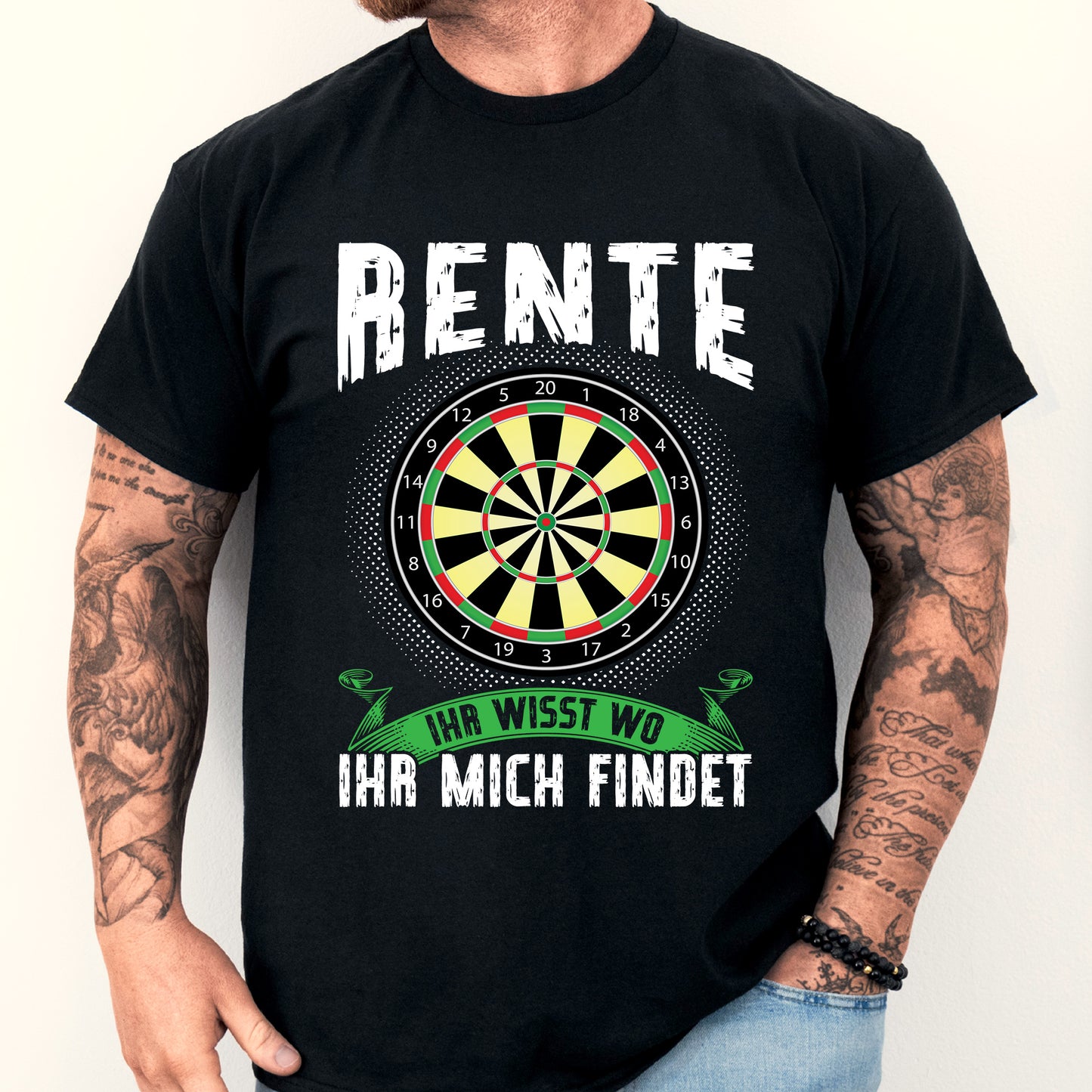 Design eines T-Shirts mit der Aufschrift "Rentner Shirt | Rente ihr wisst wo mich findet Geschenk Darten Ruhestand" und einem abgebildeten Mann.