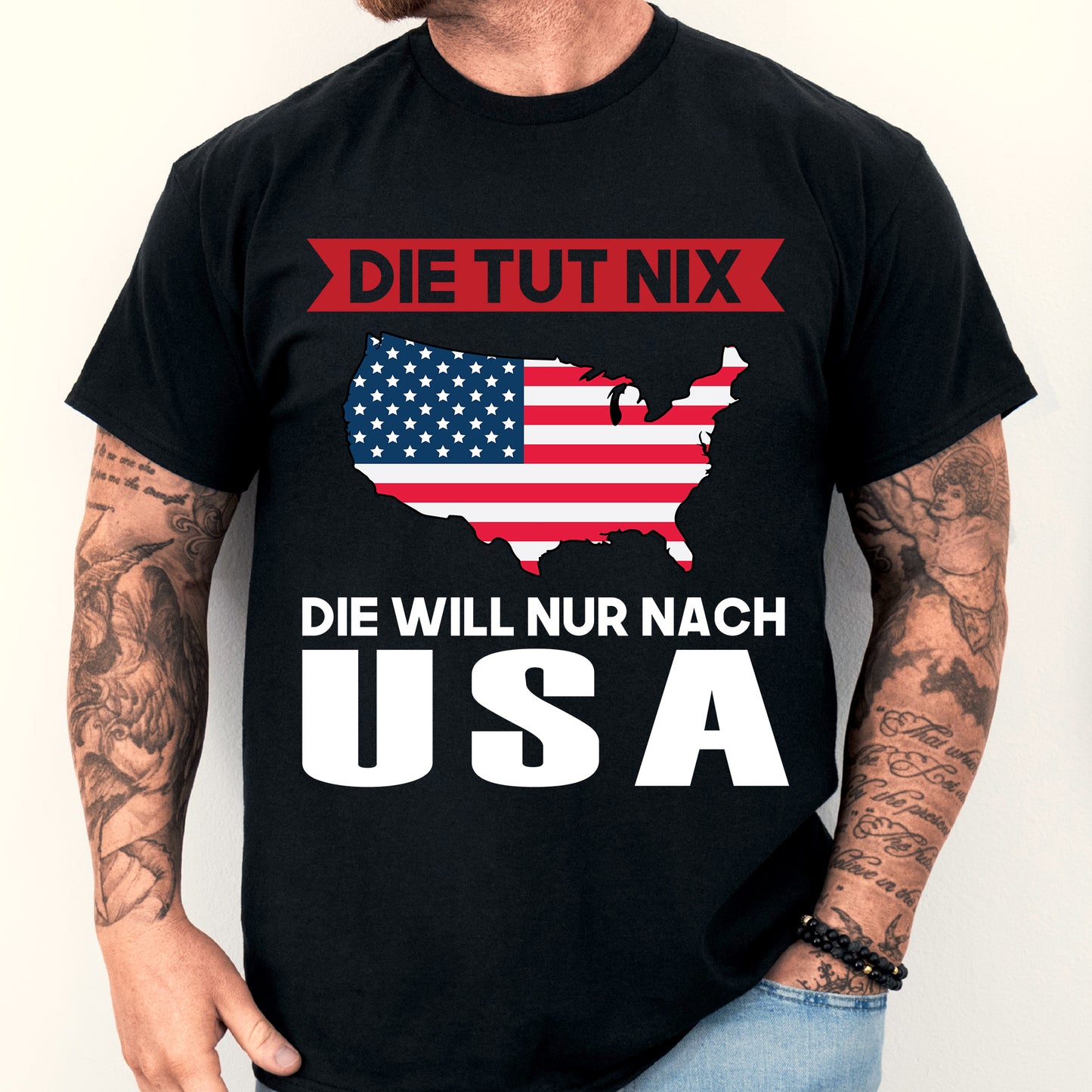 Mann trägt ein USA-Design-Shirt mit der Aufschrift "Die tut nix American Geschenk".