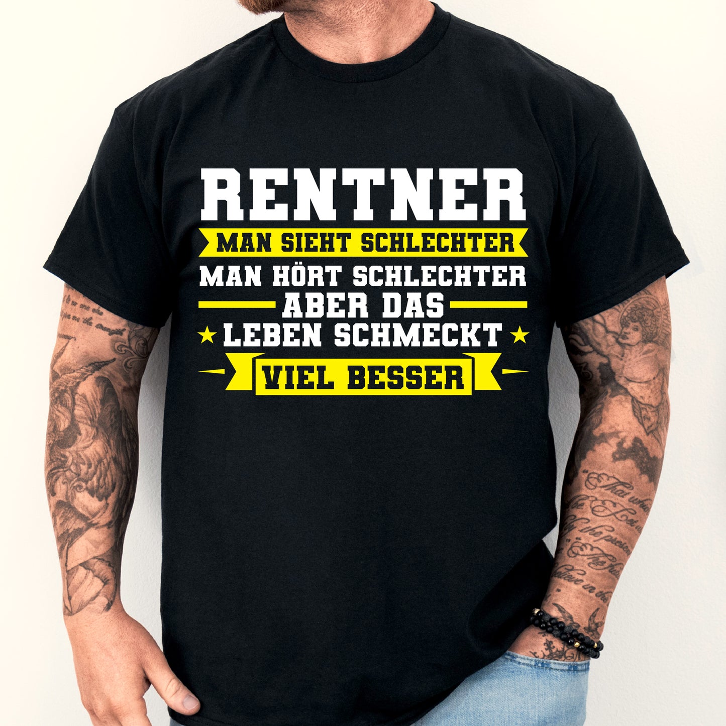 Design eines T-Shirts mit der Aufschrift "Rentner Shirt | man sieht schlechter hört aber leben geniessen Rente Geschenk Ruhestand" und einem abgebildeten Mann.