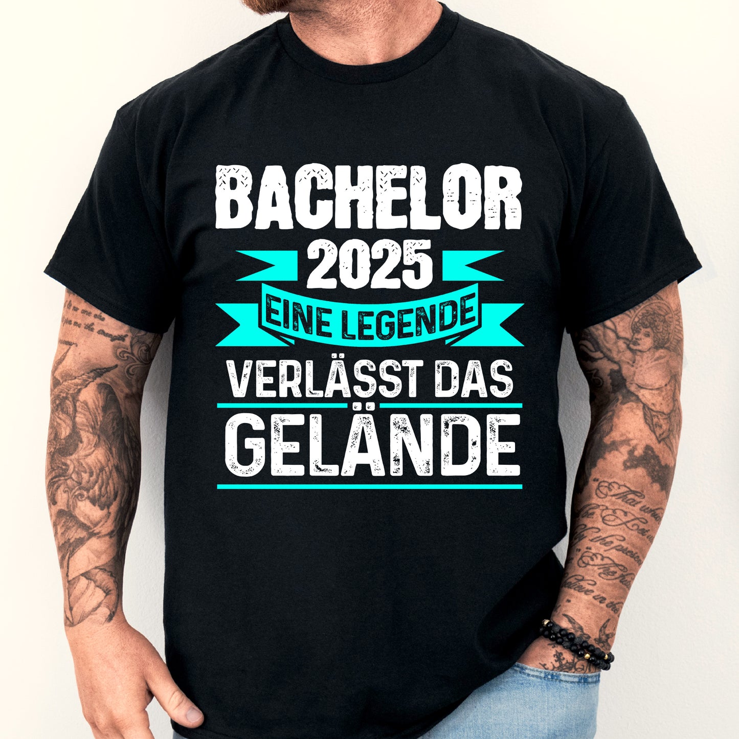 Bachelor Shirt 2025 mit humorvollem Text über den Abschluss.
