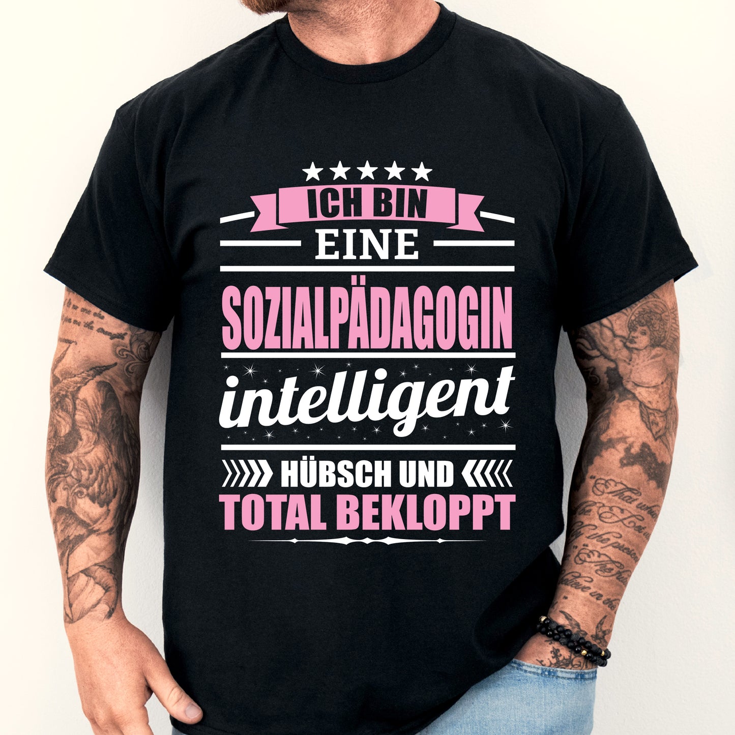 Design eines Shirts mit der Aufschrift "Sozialpädagogin Shirt | ich bin eine Sozialpädagogin Geschenk Sozial Frauenberuf", getragen von einem Mann.