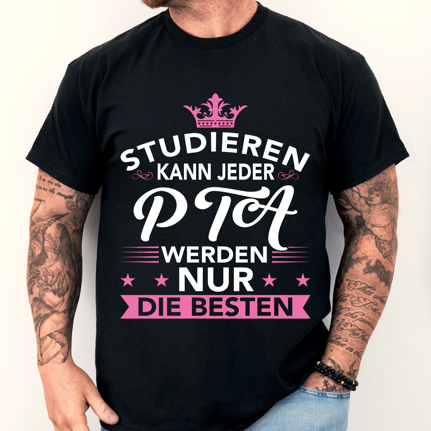 Mann trägt ein T-Shirt mit der Aufschrift "PTA Shirt | Geschenk Pharmazist".