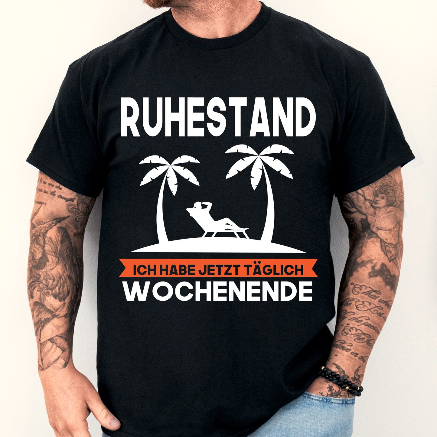Design eines T-Shirts mit der Aufschrift "Ruhestand: Ich habe jetzt täglich Wochenende" und einem abgebildeten Mann.