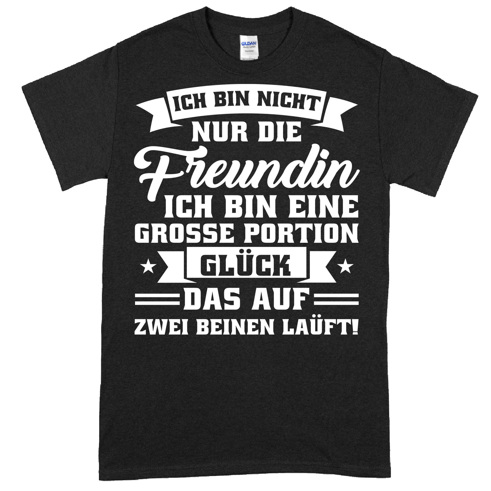 Design eines Shirts mit dem Text "Ich bin nicht nur die Freundin, sondern auch eine große Portion Glück" als Geschenk für Freundschaft.