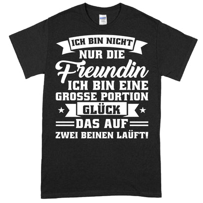 Design eines Shirts mit dem Text "Ich bin nicht nur die Freundin, sondern auch eine große Portion Glück" als Geschenk für Freundschaft.