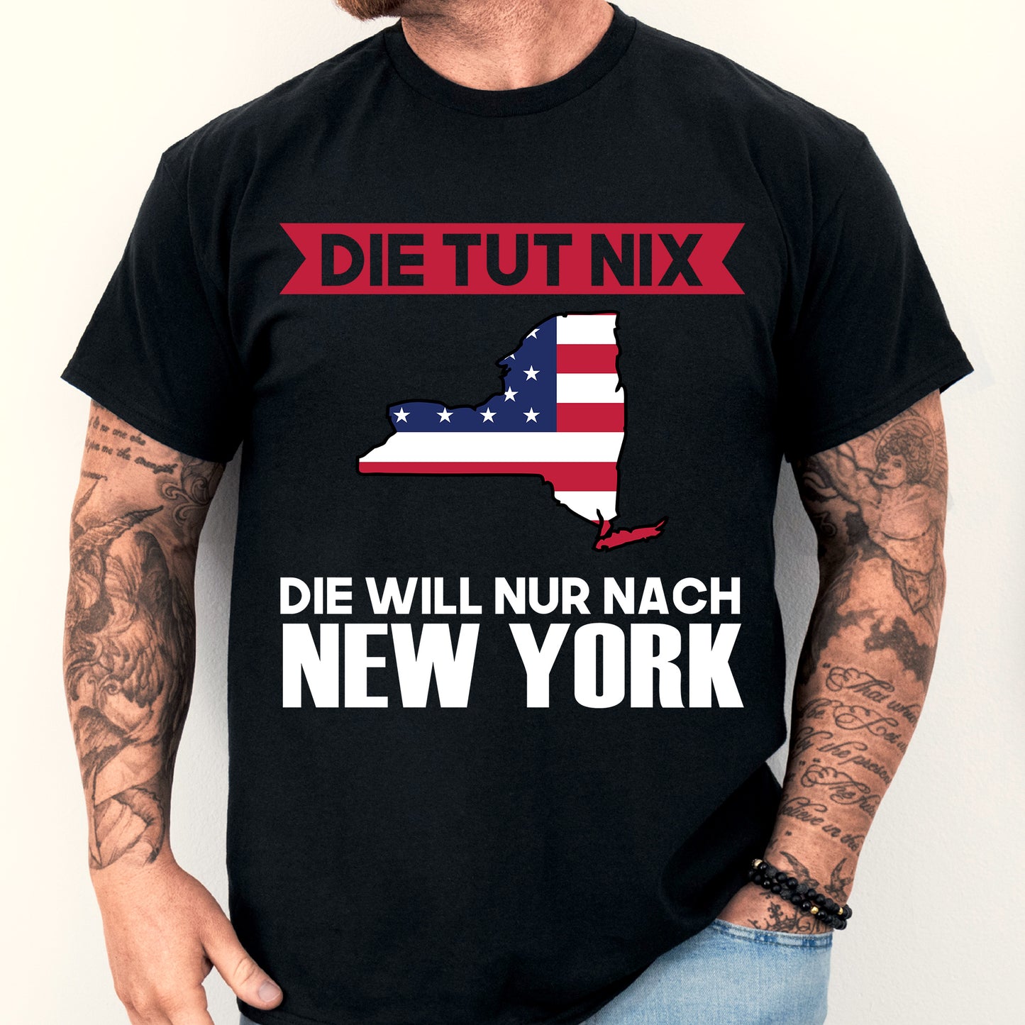 Mann trägt ein T-Shirt mit dem Aufdruck "New York Shirt | Die tut nix Geschenk Newyorkisch".