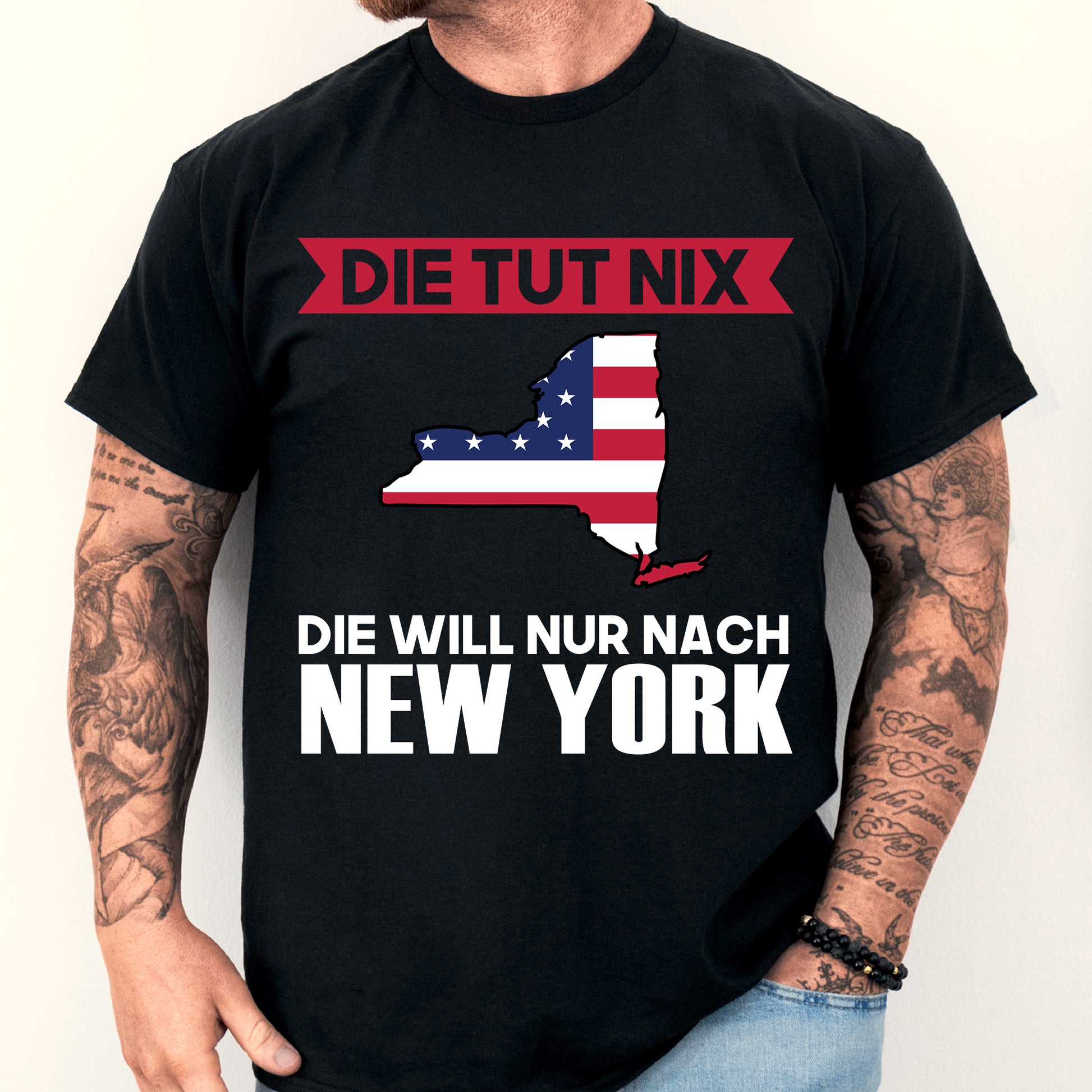 Mann trägt ein T-Shirt mit dem Aufdruck "New York Shirt | Die tut nix Geschenk Newyorkisch".