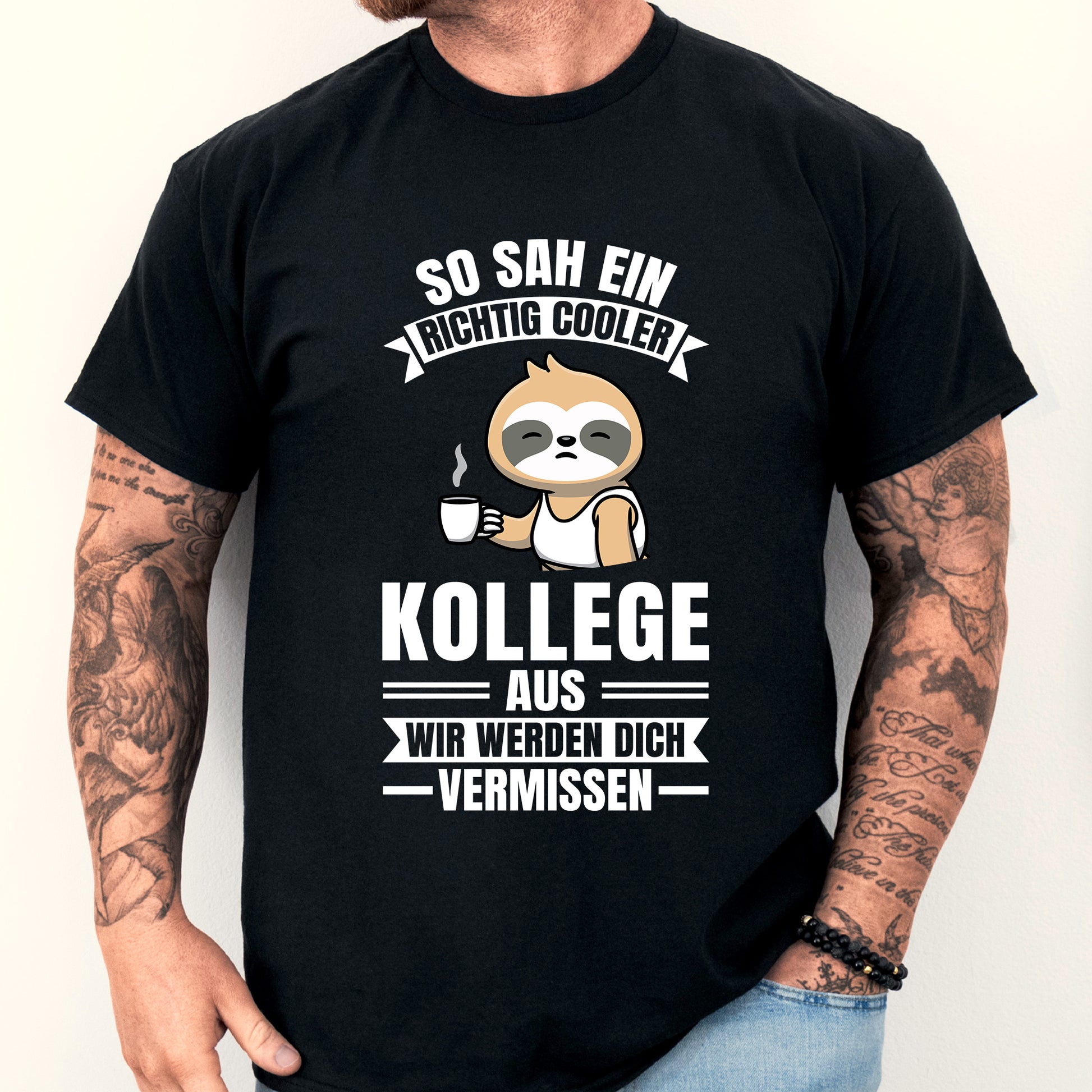 Mann trägt ein humorvolles T-Shirt mit der Aufschrift "Kollege Shirt | so sah ein richtig cooler Kollegen Geschenk Arbeitwechsäln".