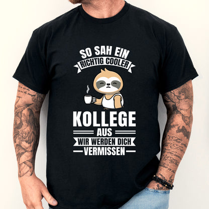 Mann trägt ein humorvolles T-Shirt mit der Aufschrift "Kollege Shirt | so sah ein richtig cooler Kollegen Geschenk Arbeitwechsäln".