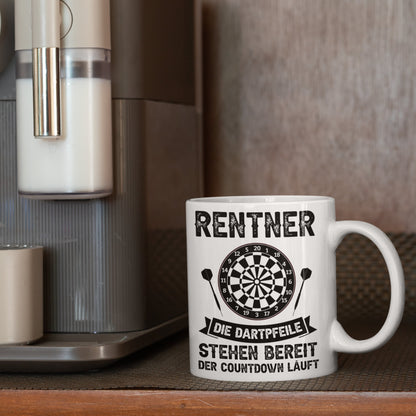 Dart Tasse | Rentner die Dartpfeile stehen bereit  | Dartspieler Ruhestand Rentner