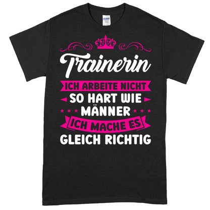 Design eines Shirts mit der Aufschrift "Trainerin Shirt | ich arbeite nicht so hart wie Männer Geschenk Sport" in sportlichem Stil.