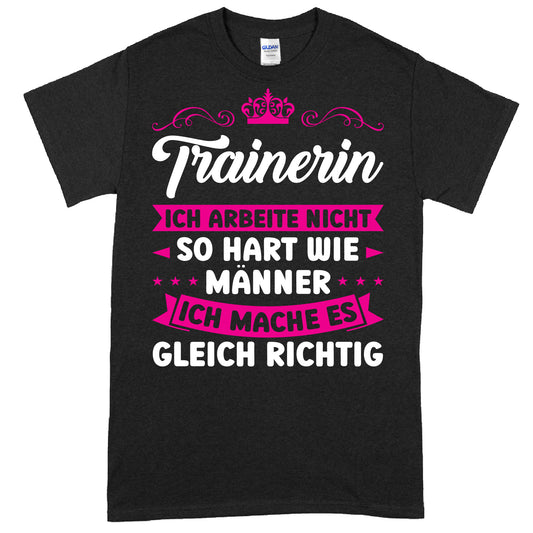 Design eines Shirts mit der Aufschrift "Trainerin Shirt | ich arbeite nicht so hart wie Männer Geschenk Sport" in sportlichem Stil.