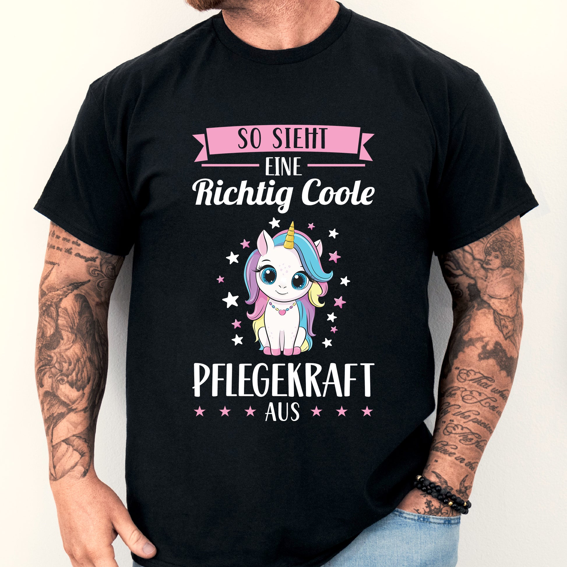 Pflegekraft Shirt mit der Aufschrift "richtige coole Krankenschwester Geschenk Altenpflegerin" und einem Mann als Modell.