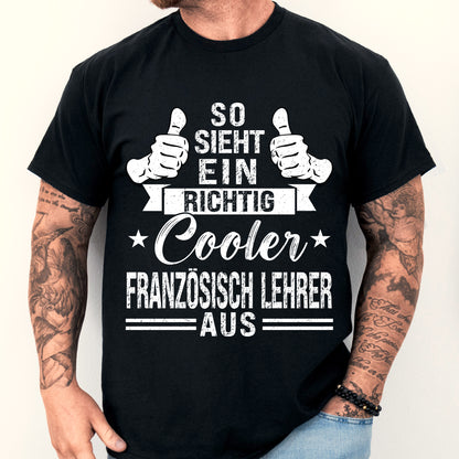 Französisch Lehrer Shirt mit Aufschrift "richtig cooler Geschenk Lehrerin", getragen von einem Mann.