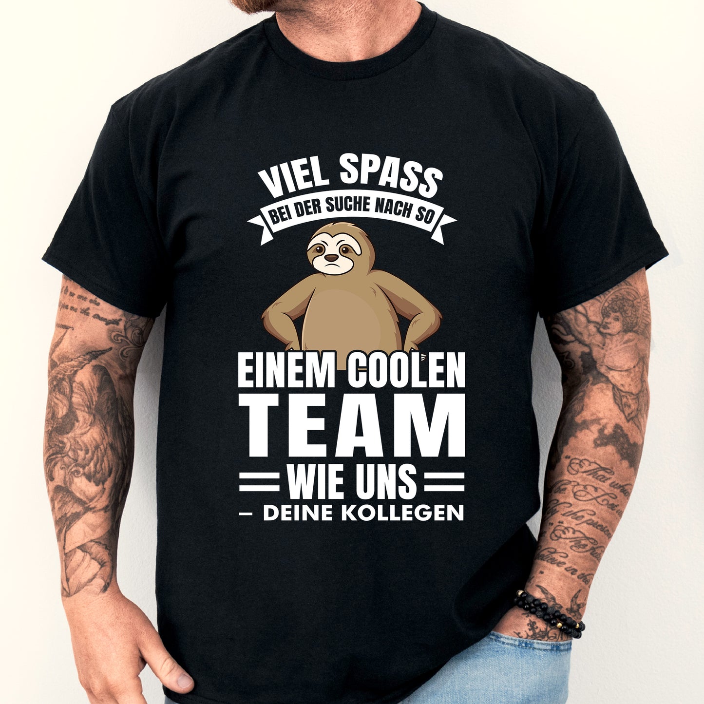 Design eines T-Shirts mit der Aufschrift "Kollege Shirt | viel Spaß bei der Suche nach so einem coolen Team Kollegen Geschenk Arbeitswechseln", getragen von einem Mann.