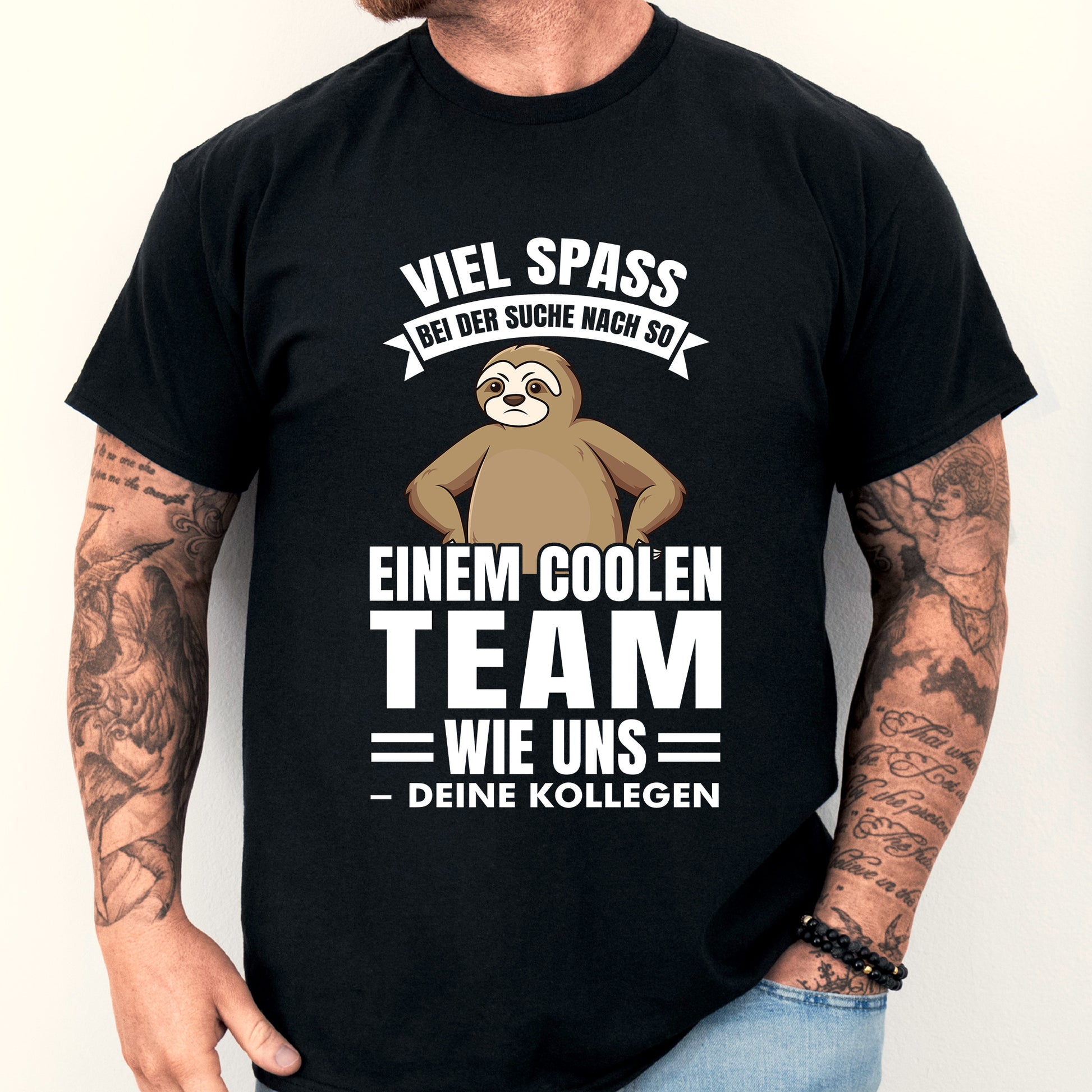 Design eines T-Shirts mit der Aufschrift "Kollege Shirt | viel Spaß bei der Suche nach so einem coolen Team Kollegen Geschenk Arbeitswechseln", getragen von einem Mann.