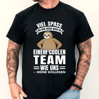 Design eines T-Shirts mit der Aufschrift "Kollege Shirt | viel Spaß bei der Suche nach so einem coolen Team Kollegen Geschenk Arbeitswechseln", getragen von einem Mann.