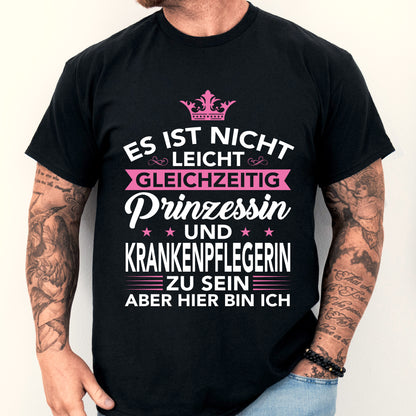 Mann trägt ein humorvolles Shirt mit der Aufschrift "Es ist nicht leicht gleichzeitig Prinzessin und Krankenschwester zu sein", als Geschenk für Krankenpflegerinnen.
