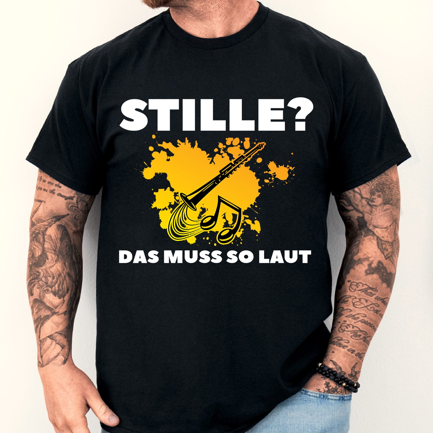 Mann trägt ein T-Shirt mit dem Aufdruck "Klarinette Shirt | Stille? das muss so Laut Spieler Geschenk Musik Instrument".