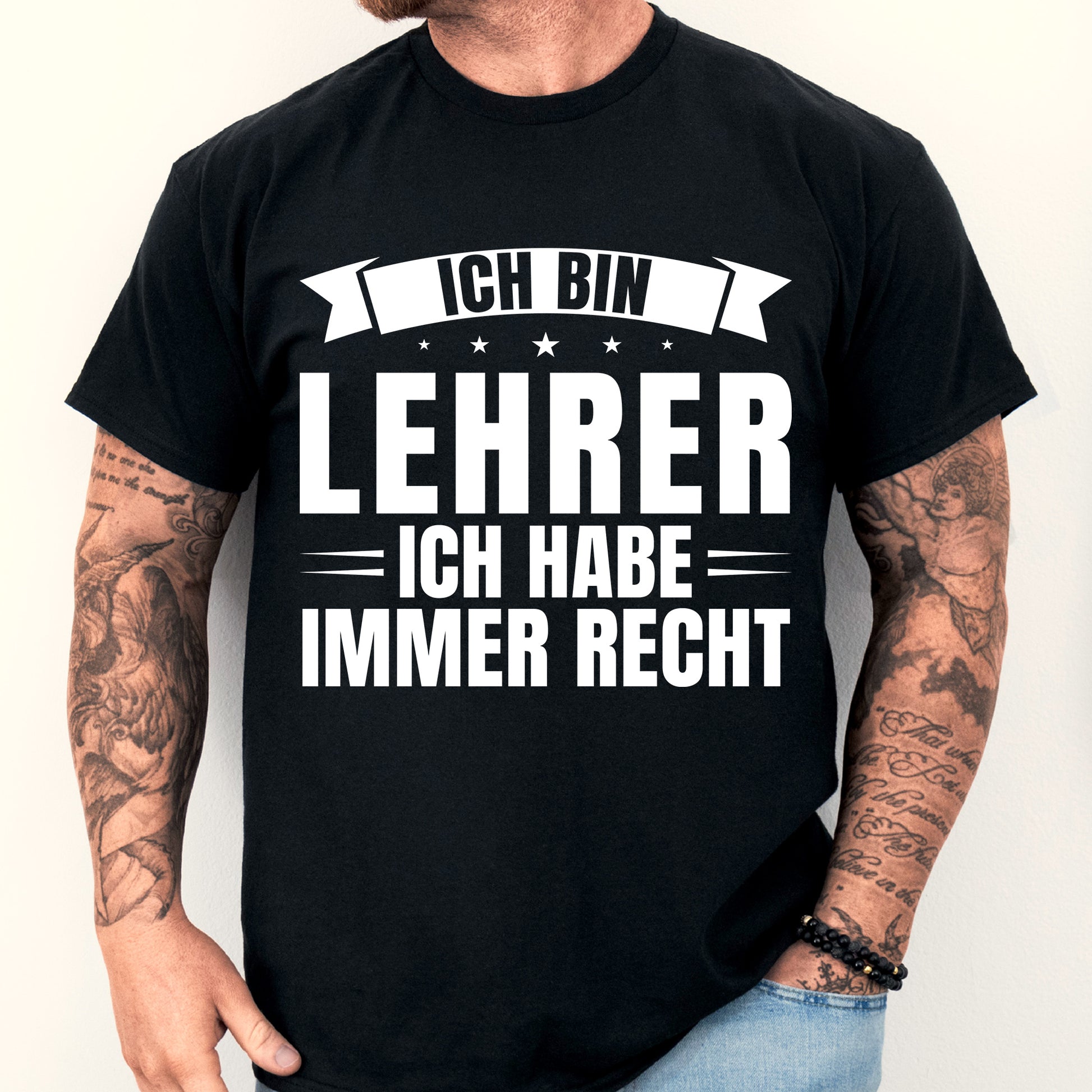 Mann trägt ein humorvolles Lehrer-Shirt mit der Aufschrift "Ich habe immer Recht", ideal als Geschenk für Lehrer und Lehrerinnen.