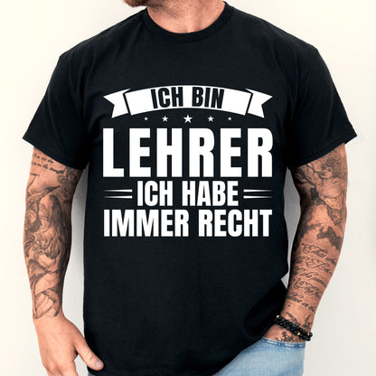 Mann trägt ein humorvolles Lehrer-Shirt mit der Aufschrift "Ich habe immer Recht", ideal als Geschenk für Lehrer und Lehrerinnen.