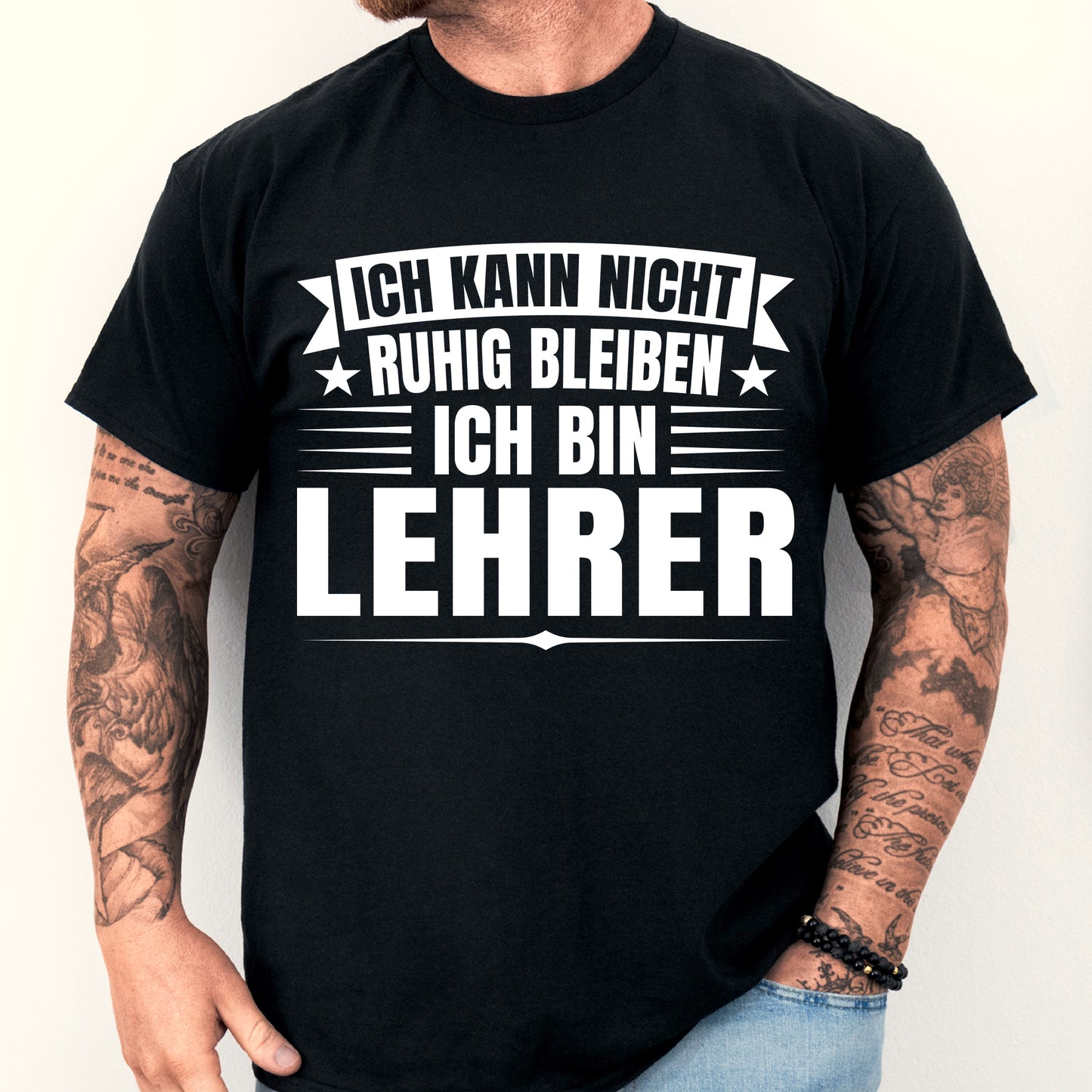 Mann trägt ein T-Shirt mit der Aufschrift "Ich kann nicht ruhig bleiben, ich bin Schulenlehrer" als Geschenkidee für Lehrer und Lehrerinnen.
