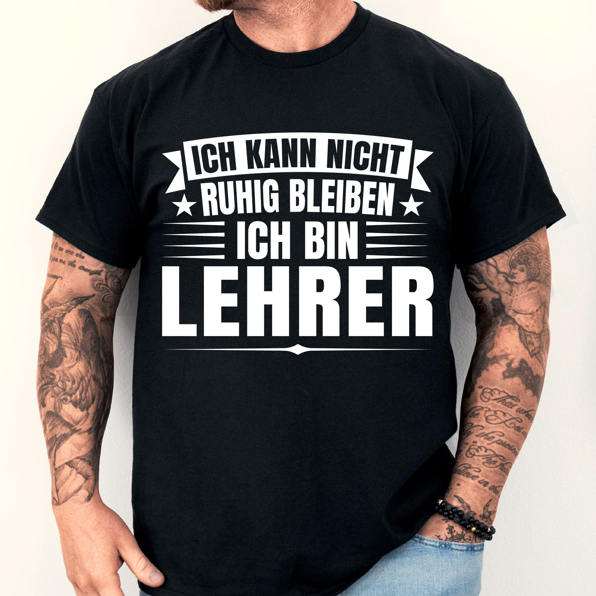 Mann trägt ein T-Shirt mit der Aufschrift "Ich kann nicht ruhig bleiben, ich bin Schulenlehrer" als Geschenkidee für Lehrer und Lehrerinnen.
