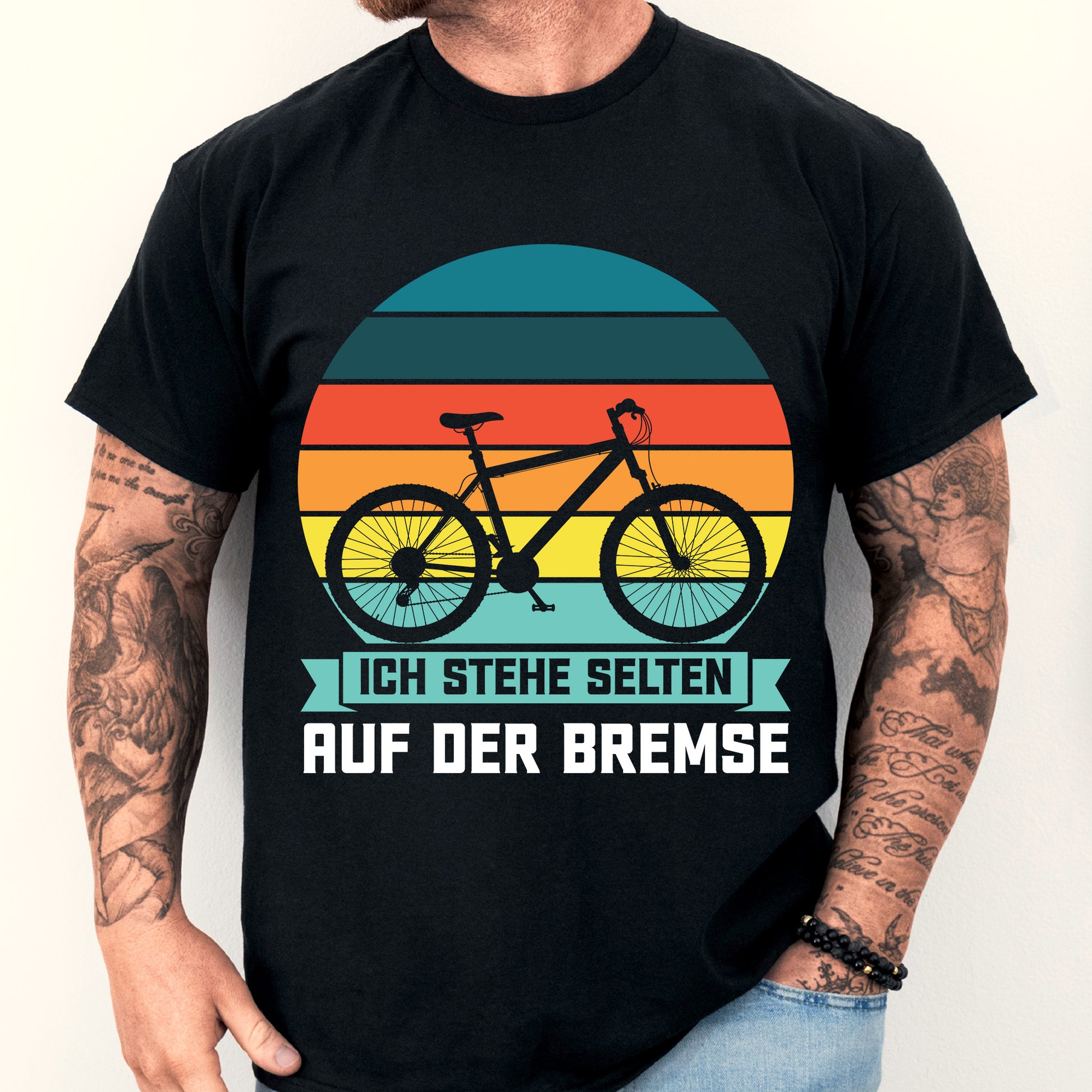 Design eines T-Shirts mit der Aufschrift "Rad Shirt | ich stehe selten auf der Bremse Fahrrad Geschenk Fahrräder Räder", getragen von einem Mann.