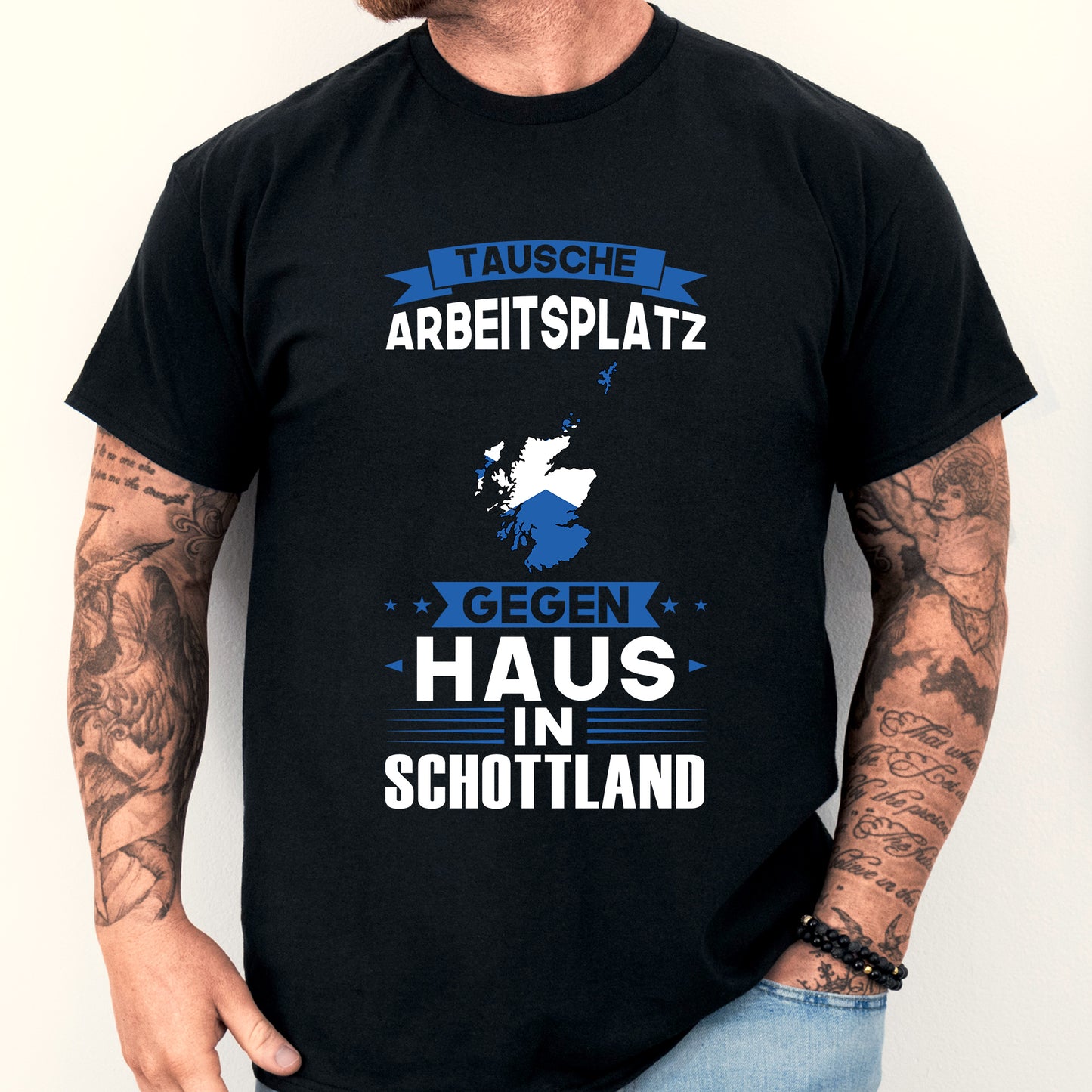 Mann trägt ein T-Shirt mit der Aufschrift "Schottland Shirt | tausche Arbeitsplatz Geschenk Schottisch" und einem schottischen Design.