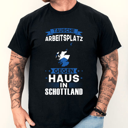 Mann trägt ein T-Shirt mit der Aufschrift "Schottland Shirt | tausche Arbeitsplatz Geschenk Schottisch" und einem schottischen Design.