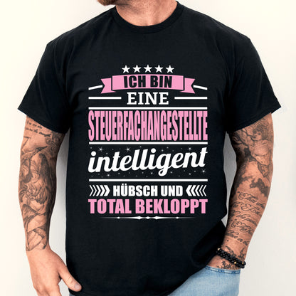 Mann trägt ein humorvolles Shirt mit der Aufschrift "Steuerfachangestellte Shirt | ich bin eine Geschenk Frauenberuf".
