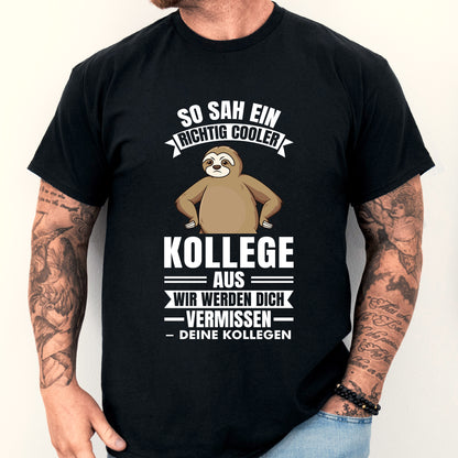Mann trägt ein humorvolles T-Shirt mit der Aufschrift "Kollege Shirt | so sah ein richtig cooler Kollegen Geschenk Arbeitwechsäln".