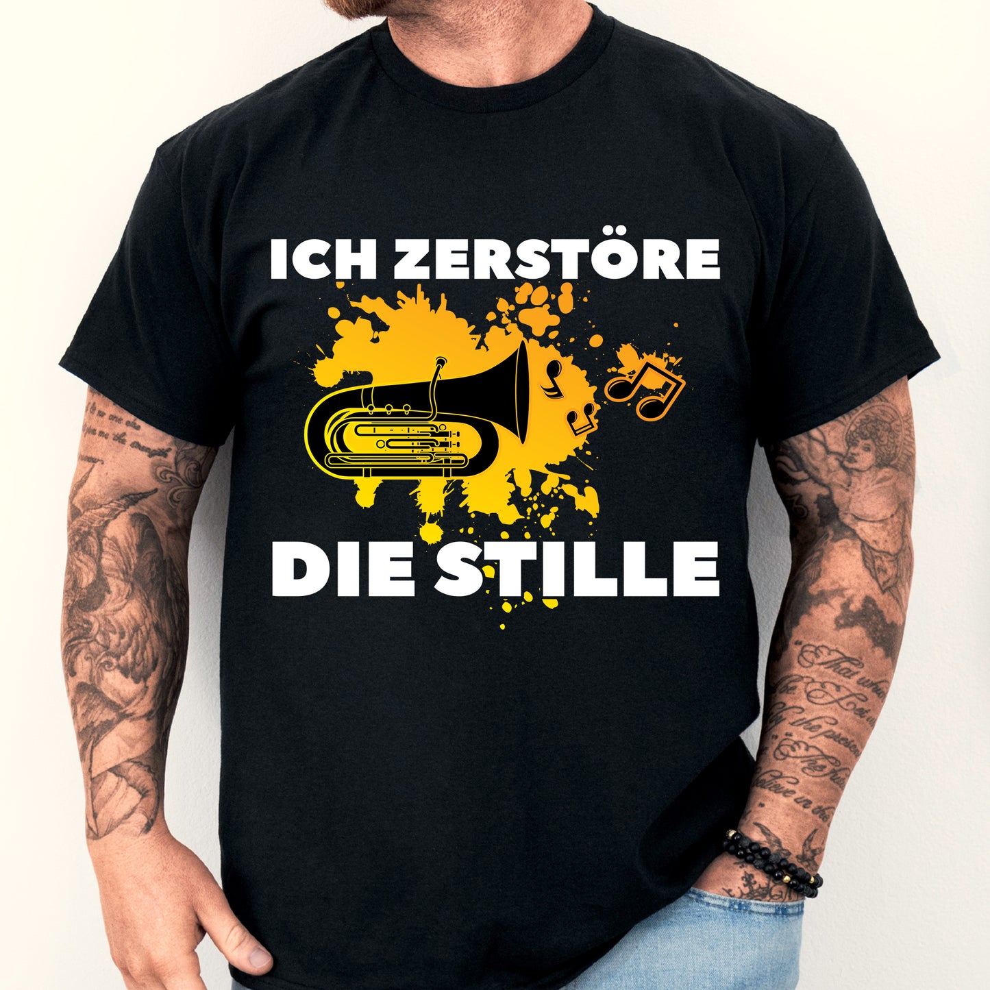 Mann trägt ein T-Shirt mit der Aufschrift "Tuba Shirt | ich zerstöre die Stille" als Geschenk für Musiker.