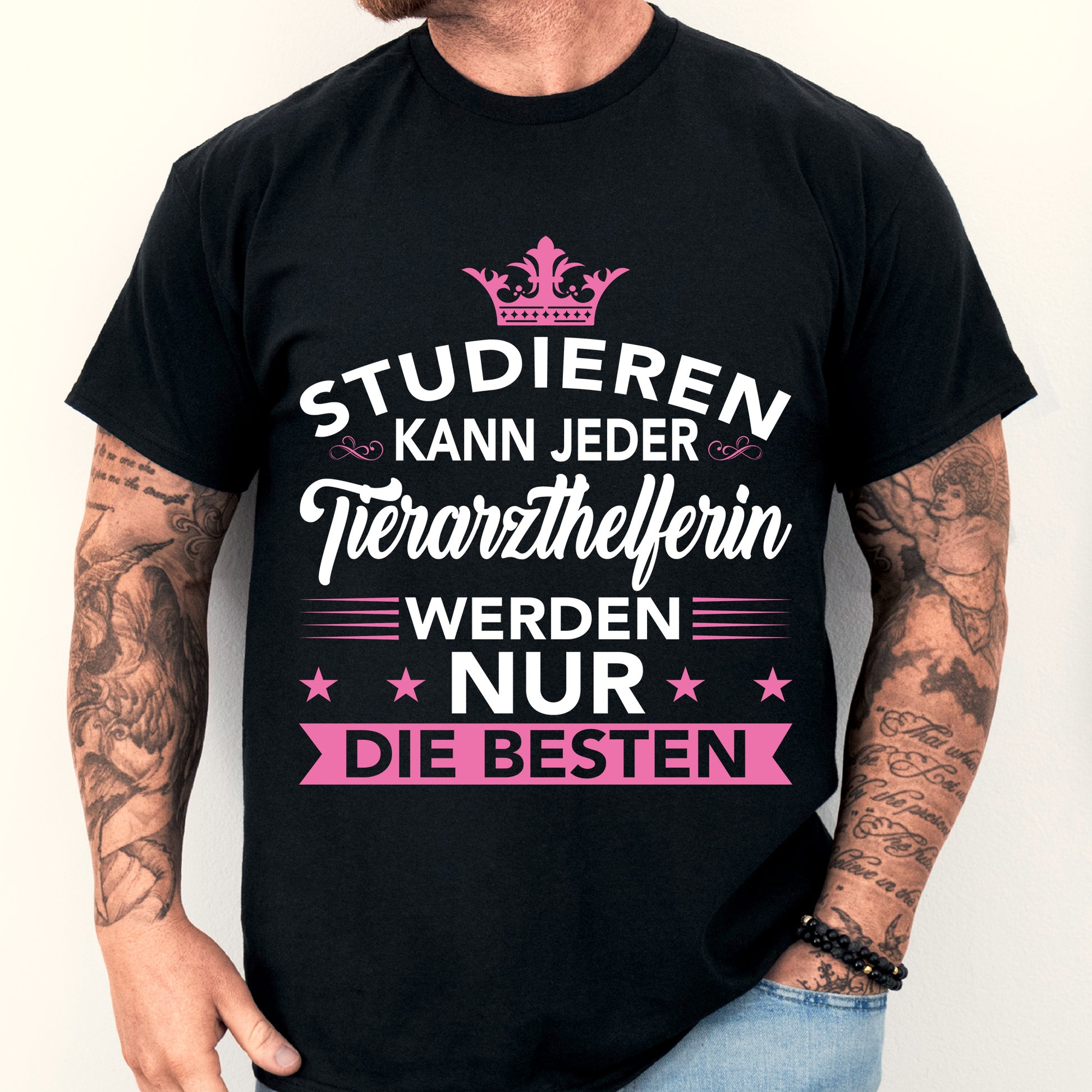 Mann trägt ein T-Shirt mit der Aufschrift "Tierarzthelferin Shirt | Tierzthelferin Tier Geschenk Tierarzt".