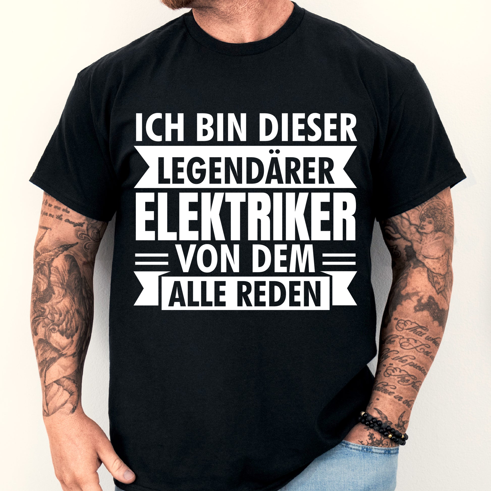 Mann trägt ein schwarzes T-Shirt mit dem Aufdruck "Elektriker Shirt | legendärer Geschenk Elektromeister Elektrik".