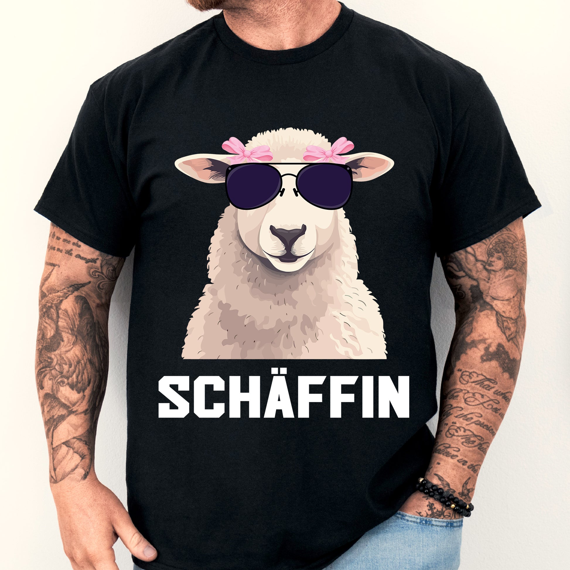 Mann trägt ein T-Shirt mit der Aufschrift "Schäffin Shirt | Geschenk Chef Leiter Cheffin".
