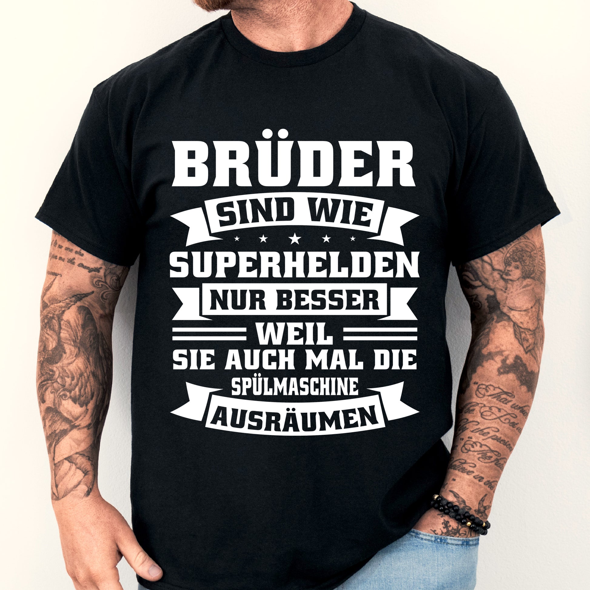 Mann trägt ein T-Shirt mit der Aufschrift "Brüder sind wie Superhelden", ideal als Geschenk für Geschwister.