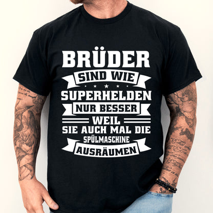 Mann trägt ein T-Shirt mit der Aufschrift "Brüder sind wie Superhelden", ideal als Geschenk für Geschwister.