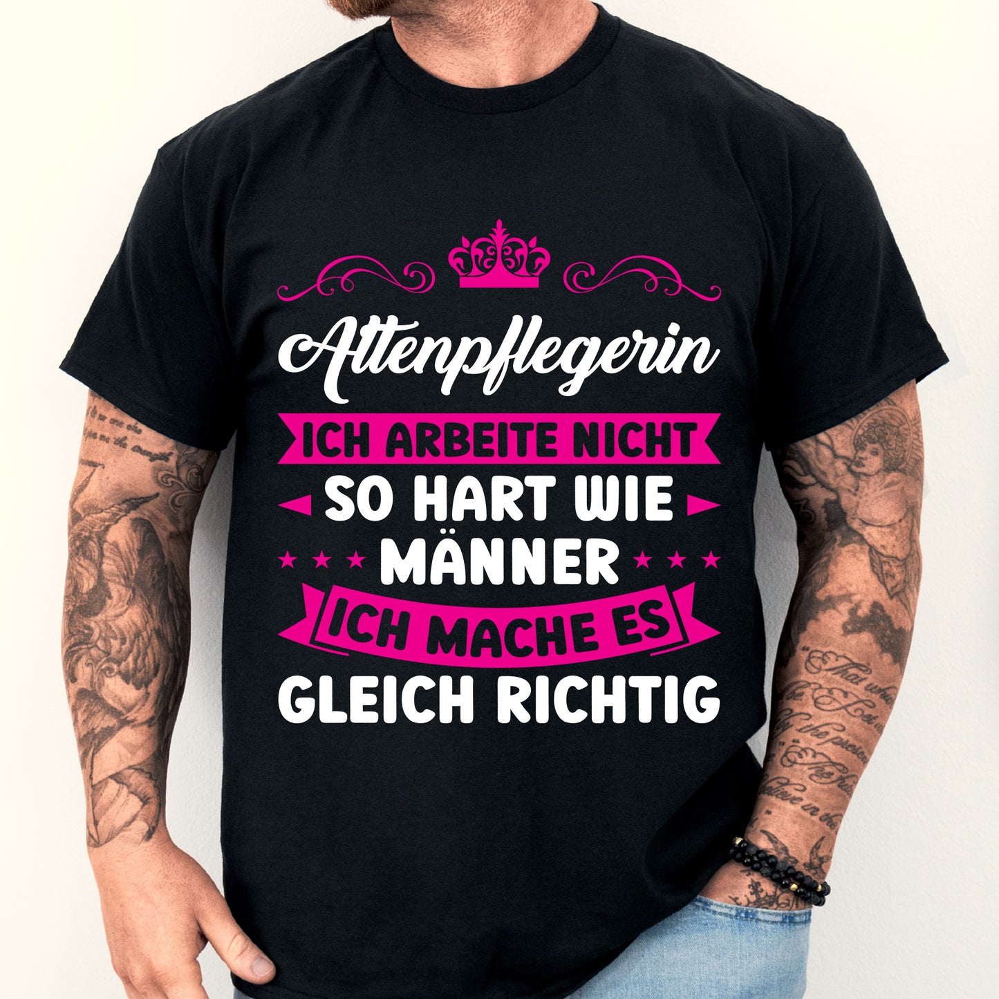 Design eines Shirts mit der Aufschrift "Altenpflegerin Shirt | ich arbeite nicht so hart wie Männer Krankenschwester Geschenk Pflegekraft" und einem abgebildeten Mann.