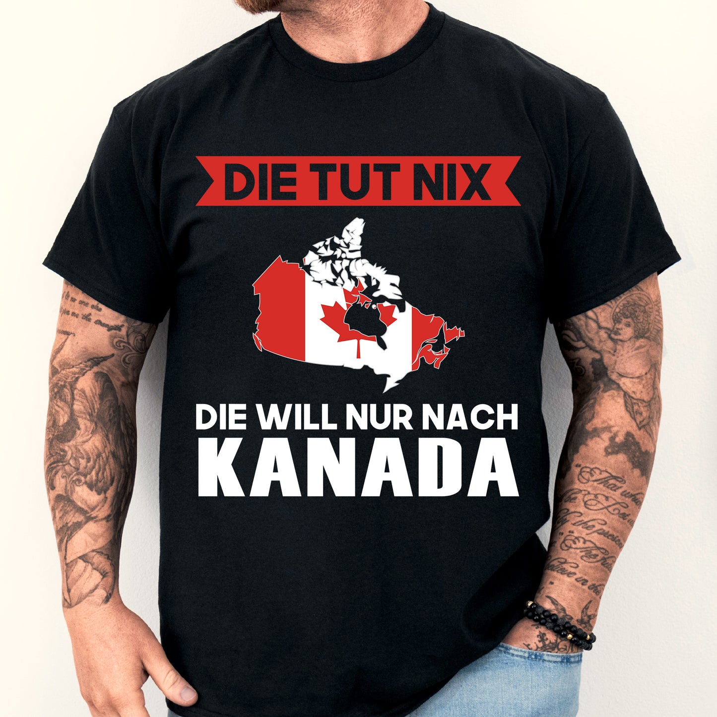 Mann trägt ein T-Shirt mit kanadischer Flagge und dem Text "Die tut nix Geschenk".