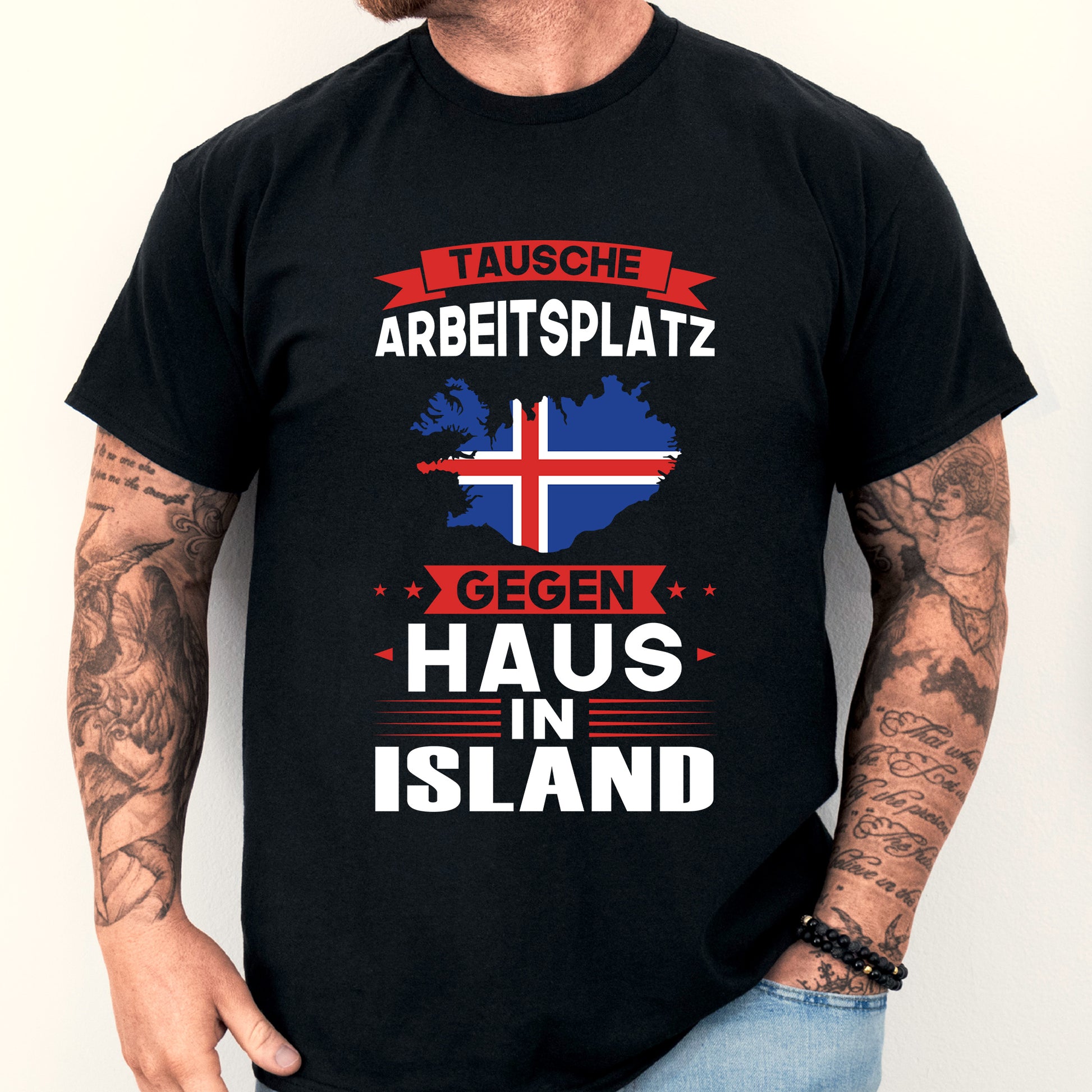 Mann trägt ein T-Shirt mit der Aufschrift "Island Shirt | tausche Arbeitsplatz Islandischen Geschenk Islandisch" und einem Inselmotiv.