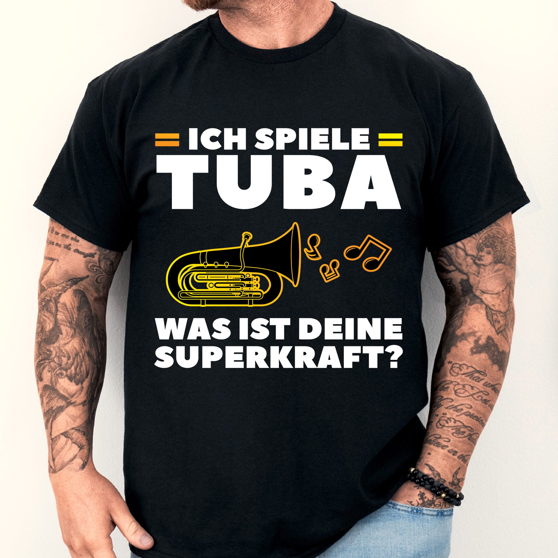 Mann trägt ein T-Shirt mit der Aufschrift "Tuba Shirt | ich spiele was ist deine Superkraft?" und einem Tubamotiv.